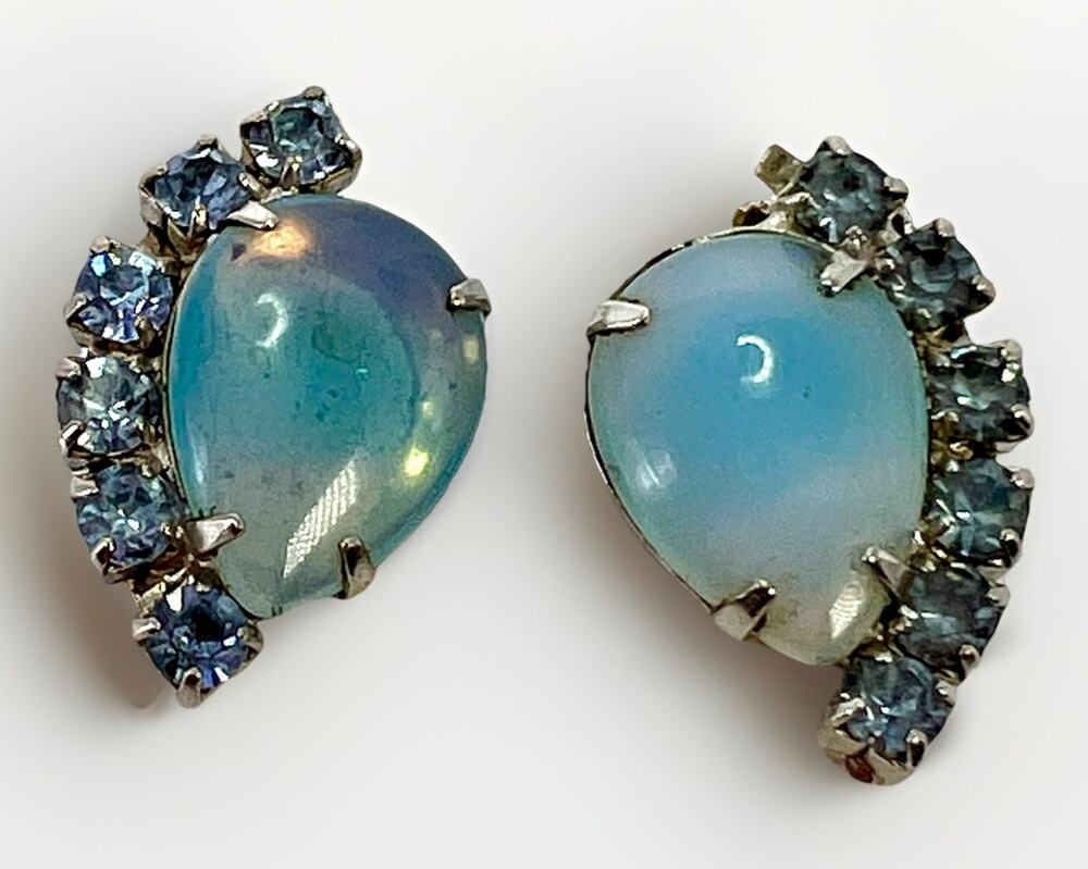 VTG Juliana D&E Opal Glass Cabochon w Rhinestones Clip-On Earrings Silver Tone